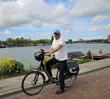 Deels verlamde nederlander fietst 100.000 kilometer op e-bike