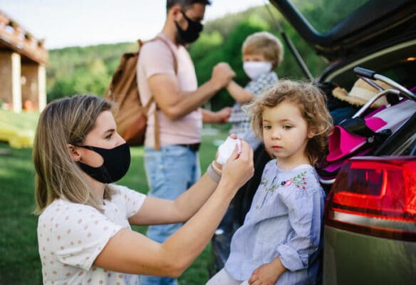 ‘zeker 90% van de nederlanders past vakantie aan door corona’